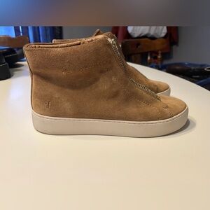 Frye women’s 8.5 tan front zipper booties